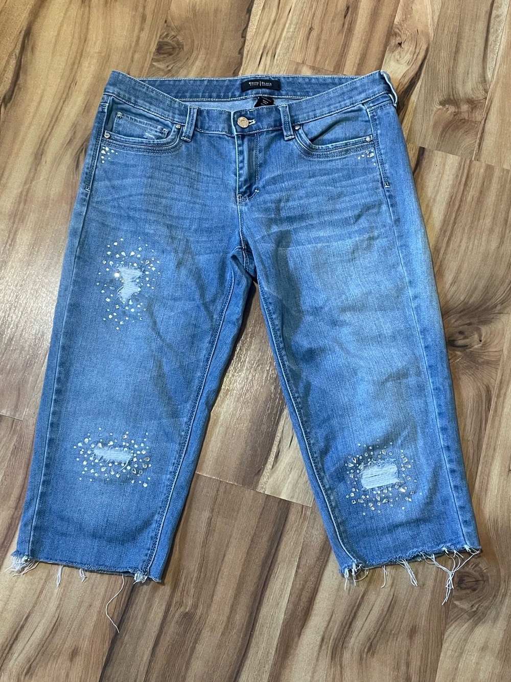 White House Black Market Girlfriend Capri Jeans Size 6 Distressed Rhinestone